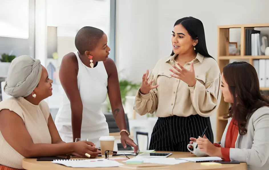 ORKA, Diverse Gruppe, Teamarbeit und junge Geschäftsfrauen beim Brainstorming, Zusammenarbeit oder Kooperation.